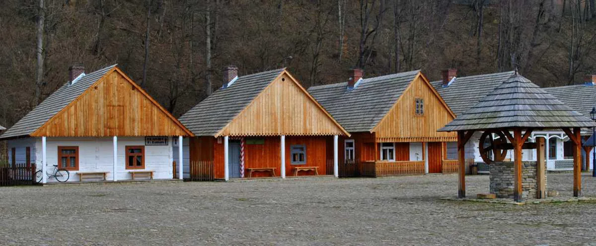 Tradycyjna polska chata podcieniowa w krajobrazie - inspiracja dla architektury Trega.